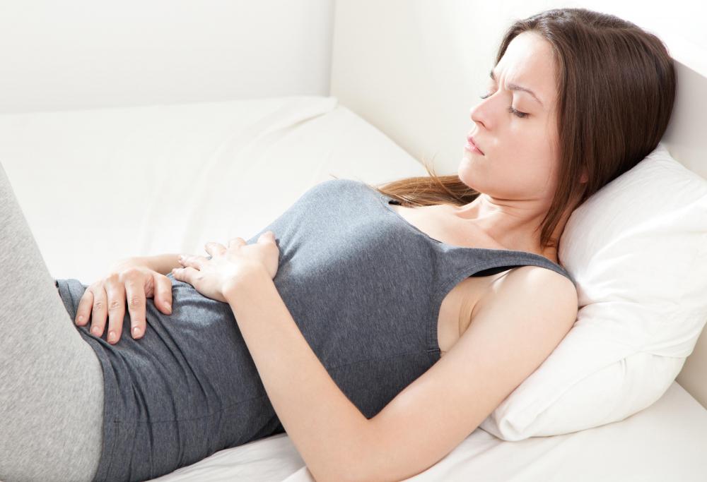 Paciente durante la recuperación de un aumento de pecho