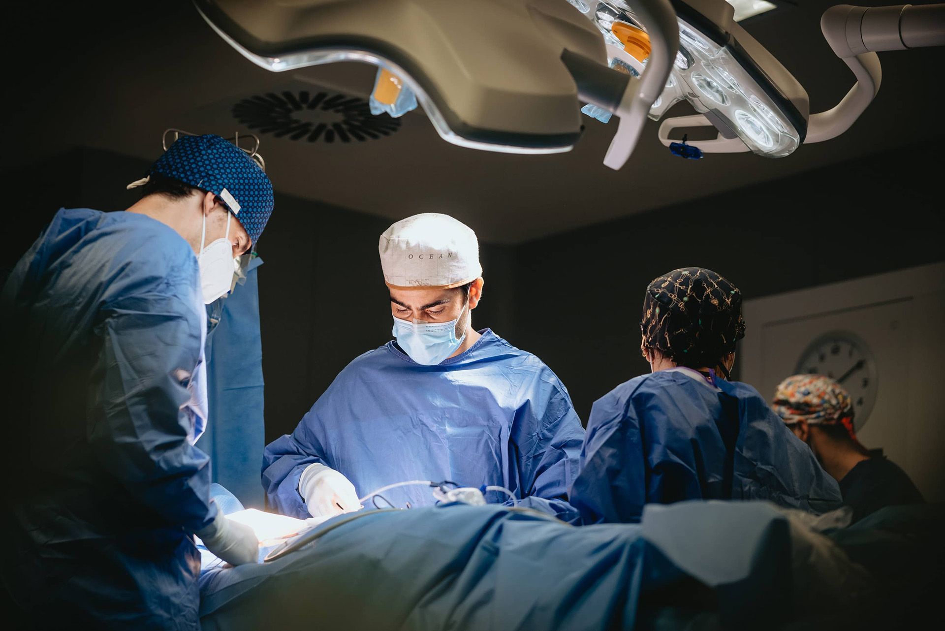 Dr. Jorge Aso y su equipo durante una intervención quirúrgica en el hospital
