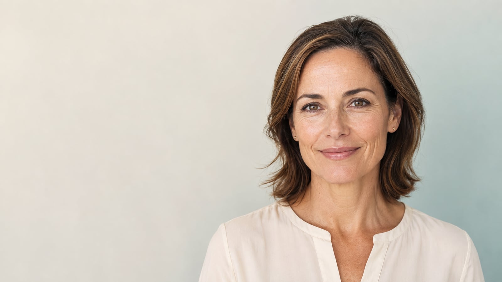 Retrato editorial generado de una mujer adulta con expresión y textura de piel naturales; no es un resultado clínico