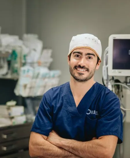 Retrato de un cirujano del equipo en el hospital