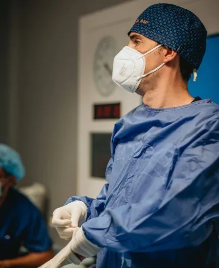 Preparación de un cirujano del equipo del Dr. Aso en quirófano