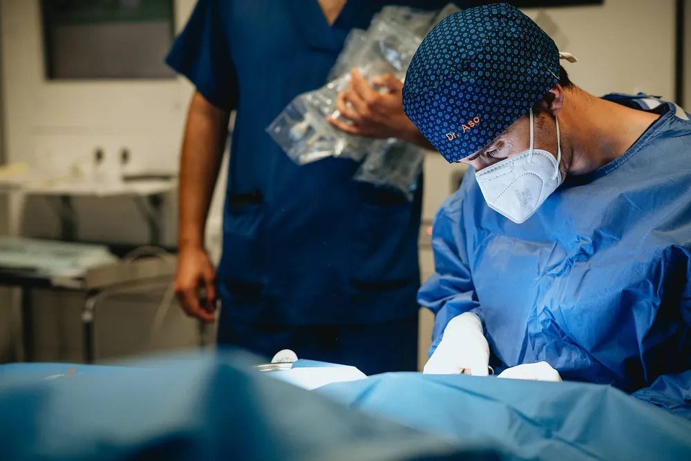 Cirujano del equipo del Dr. Aso durante su trabajo en quirófano