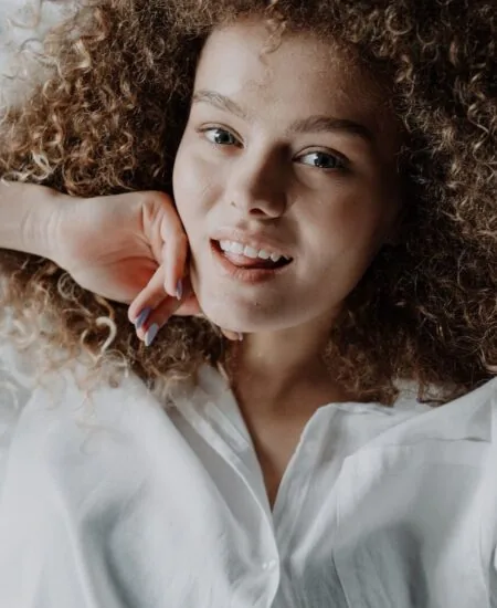 Retrato ilustrativo de una mujer con expresión natural y pómulos visibles