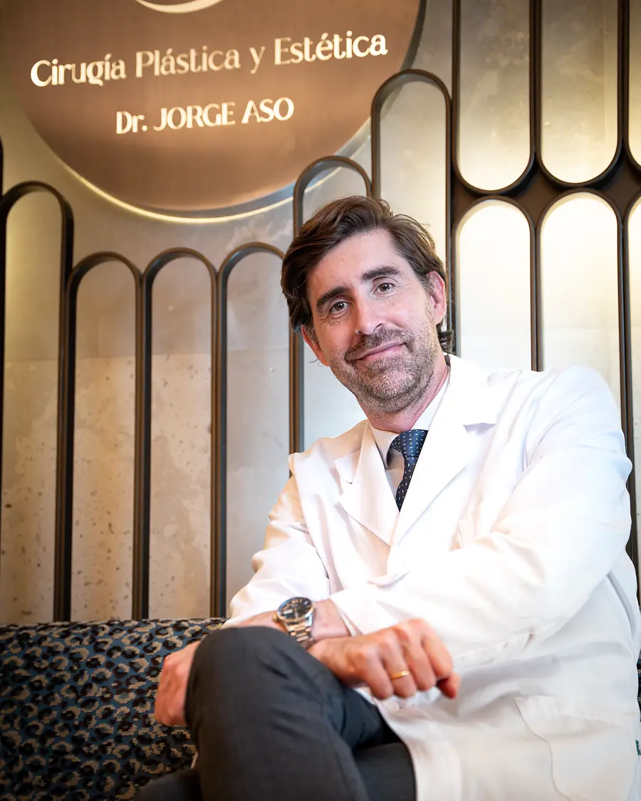 El Dr. Jorge Aso, cirujano plástico, en su clínica de la calle Jorge Juan 69 de Madrid
